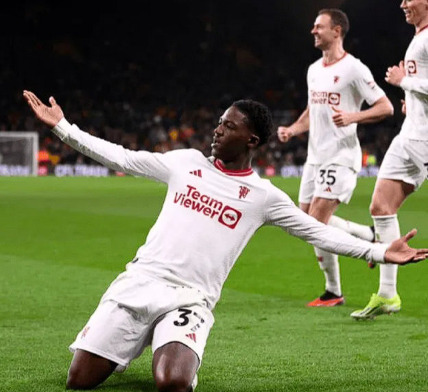 曼联 2 - 0 胜热刺：梅努首发建功，传球数据亮眼